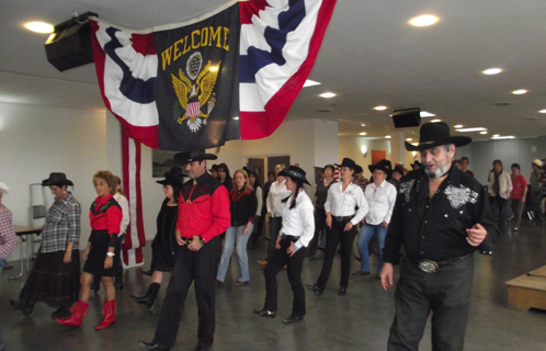 Paco ( à droite en noir) a initié une joyeuse troupe à la danse country.