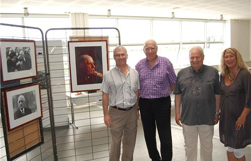 Les artisans de cette exposition nous l'ont faite découvrir en avant première. De gauche à droite Jacques Quentin(Club Français des Bibliophiles), Antonin Bodino, adjoint au maire, le président Louis Fiori et Mme Motto (service communication)