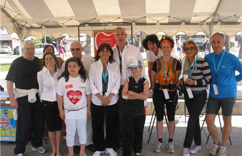 Le docteur  Margueritte (au centre), Bernard Lecreux (à sa droite), président du club Coeur et Santé ouest Var et l'équipe municipale organisent les Parcours du Cœur chaque année
