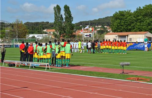 Lors des hymnes à gauche l'équipe du Japon et à droite celle de la Guinée.