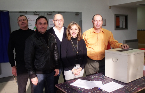 Le bureau de vote était tenu par le président Hervé Fabre (à droite), Isabelle Jaufred (secrétaire), 2 assesseurs (Camille Schmidt et Alban Kerhervé) et Cyril Mazella, maître de port