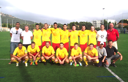 L'équipe une du Six-Fours Le Brusc FC avec le président Thierry Pinet et le staff dirigeant.