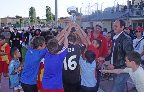 La joie des jeunes du SFB FC 1 qui remportent le tournoi