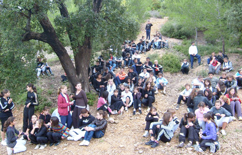 Les élèves du collège Reynier rassemblés au pied de la Collégiale pour le Cross de leur établissement.