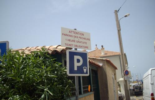 Rue des pêcheurs au Brusc, première heure gratuite