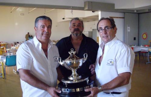 Loulou, au milieu, a remporté la coupe Ernest Hemingway à Cuba en juin.