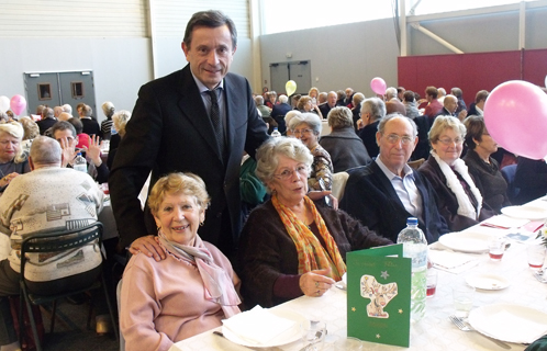 Le député-maire Jean-Sébastien Vialatte, entouré des membres de « l'Amicale les Lônes mon village »