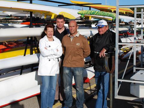 Sur la photo de gauche à droite, Patricia Brunet (Présidente du Six-Fours Va'a, 3 fois championne de France par Equipe), Serge Copy et Patrick Cappelli, tout deux membres de l’équipe première et plusieurs fois champions de France par Equipe, et sur la droite François Taillardat, responsable de la section loisirs.