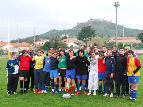 Les moins de 15 ans du Rugby Club du Pays Six-Fournais au stade du Verger avant l’entrainement.