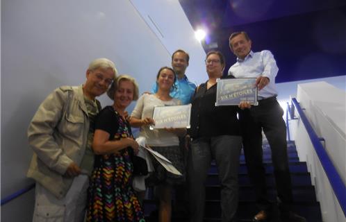 Les gagnants Chantal et Damien Di Savino à gauche, Noémie Dumas, Eric Carrière de la brasserie attenante au cinéma, l’adjointe à la culture Dominique Ducasse et le député-maire Jean-Sébastien Vialatte.