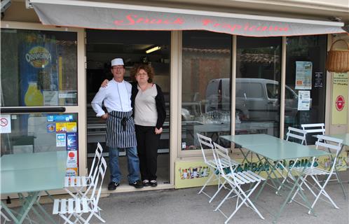 Camille Breul et Corinne Maraval devant leur Snack Bar Tropicana.