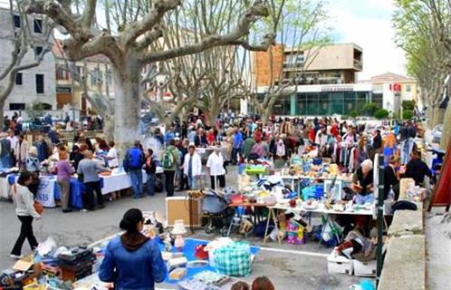 Vide grenier dimanche en centre-ville de Six-Fours