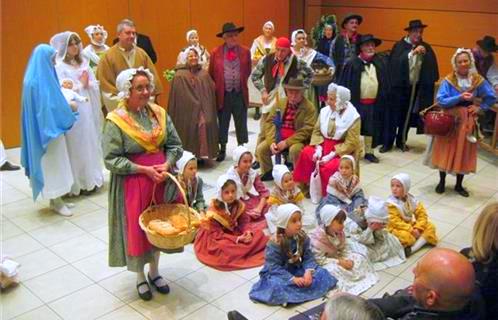 Samedi, ouverture à Ollioules de la 29ème foire aux santons, sa crèche et ses santons de 7 cm animés proposée par l 'association Ollioules d'Abord avec le groupe Lei Flour