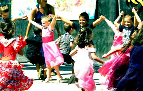 Une heureuse farandole de princesses et de chevaliers, quoi de mieux pour donner le sourire aux parents...