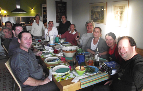 Les convives à table mardi après-midi après une journée de stage de cuisine passionnante.