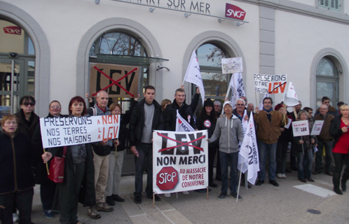 L'association Stop-LGV Sanary était à la gare d'Ollioules-Sanary samedi matin pour se rendre à Toulon.