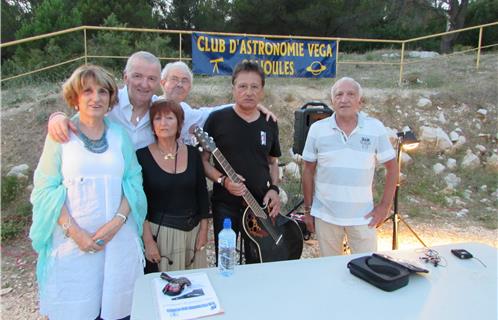 Aux côtés de Pierre Giacomoni, président du club Vega (à droite), les conteurs de la compagnie "Paroles au Vent"