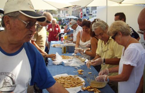 Succès pour l'anchoïade offerte par Lou Peilou, les amis du  jumelage et le comité des fêtes des Playes