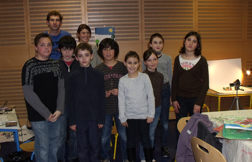 Julien Bengel et Pauline Léonet  entourés de leurs jeunes élèves