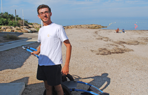 Julien a été embauché par le CCAS pour le site Handiplage durant la saison.