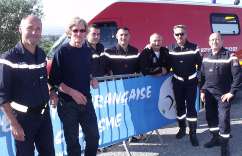 Luc Nicolaieff entouré des sapeurs pompiers de Sanary, dont le major Antomarchi (chef du centre de secours)