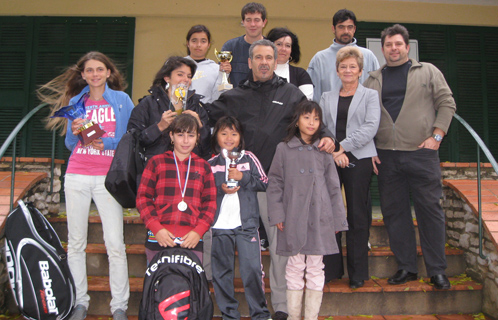 De jeunes vainqueurs heureux entourés de l'équipe dirigeante  
dont le président (Pierre-Alain Filippi), le directeur du tournoi  
(Roger Attard), le juge-arbitre (Stéphane Calabrèse) et son jeune  
adjoint (Cyril Caron)