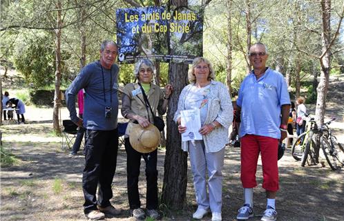 Gauche à droite: Jean Claude Burgard (Conseil administration) Marie-Rose Brody (C.adm) Yvonne Heredia ( Présidente) et Jean louis Larnaudie (trésorier).