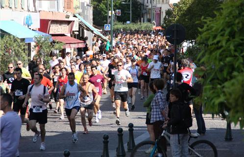 La rue République n'avait jamais vu autant de monde un samedi après-midi.