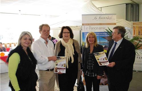 De g à d : Sylvie Ferrigo, M Conneau président, Dominique Ducasse adjointe à la culture, Agnès Dreyfus et Patrice Gonel