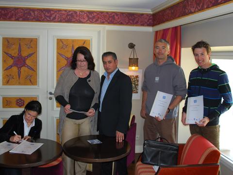 Signature de la charte éco-citoyenne du festival des Voix du Gaou. De gauche à droite Patrica Ricard entrain de signer, Dominique Ducasse (Affaires culturelles de la Mairie de Six-Fours), Houia Rabah (Directeur Sud Concert), Ghislain Gendron et Marc Valmassoni (Surfrider Foundation).