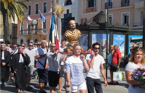 La procession sur le port de Sanary.