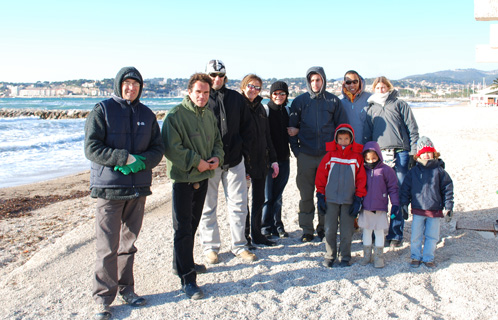 Les vaillants adhérents de Surfrider Ouest Var se sont rassemblés par un froid glacial sur la plage de Bonnegrâce. 