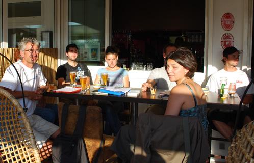 Réunion de préparation de l’encadrement des Voix du Gaou. A gauche sur la photo Ghislain Gendron, responsable de l’antenne locale de Surfrider, planifie avec quelques bénévoles l’action de Surfrider pendant le festival.