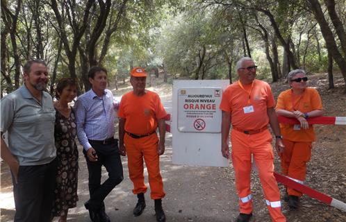 Le CCFF avec Jaqueline, Francis et le président Guy Berjot et les élus Thierry Mas Saint Guiral, adjoint à la Sécurité et à la protection de la forêt contre les incendies, Philippe Guinet, conseiller à l'environnement, et Viviane Thiry, adjointe à la communication.