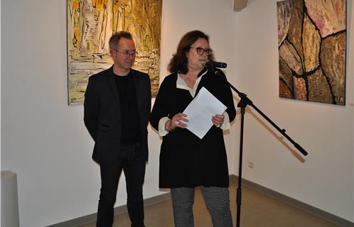 Le peintre Jean-Marc Genet aux côtés de Dominique Ducasse (adjointe aux affaires culturelles) lors de son discours.