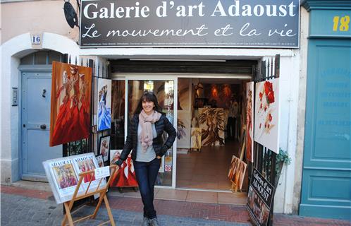 Sylvie Adaoust devant sa galerie