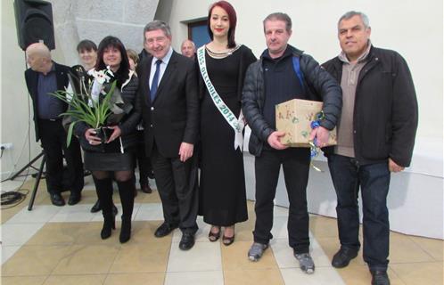 De gauche à droite, Sylvie Grimaud, Robert Bénéventi, Maire d'Ollioules, Ambre Toussaint, Miss Ollioules, Olivier Grimaud et Dominique Righi, président des Festivités.