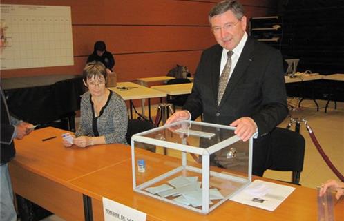 Robert Bénéventi, Maire sortant, a voté au Bureau n°1 dont il tient aussi l’urne.