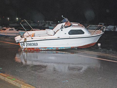 Bateau échoué sur le quai Saint Pierre au Brursc