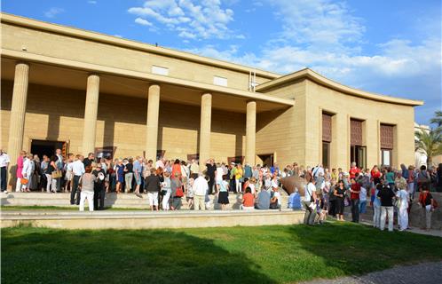 Le théâtre Galli était au complet lors de la présentation du programme... la preuve avec la foule sortant de l'établissement.