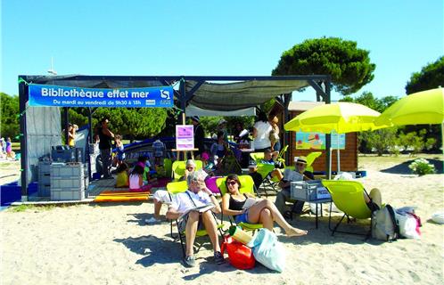 Plage des Sablettes, la bibliothèque Effet mer est ouverte jusqu'au 25 août. Photos Lise Kubli. 