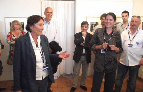 Le festival Photomed a ouvert ses portes, ici la femme et la fille de Walter Carone avec le maire Ferdinand Bernhard et Jean-Luc Monterosso.