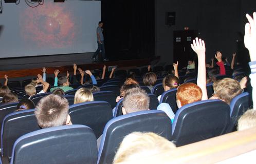 Les jeunes gens passionnés par la conférence de Christophe Galfard.