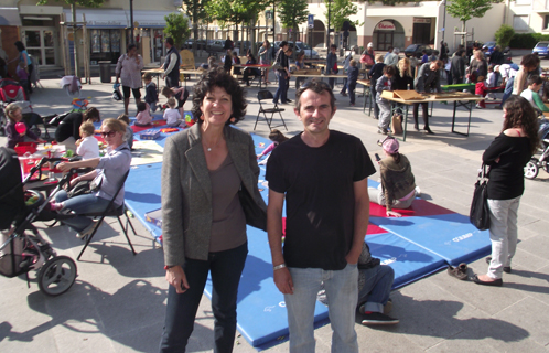 Paule Zucconi (service animation)  et Tony qui a façonné tous ces jeux en bois.