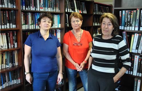 Au centre la responsable Claude Bernardini. Elle est accompagnée à droite de la bénévole Danièle Nebbia et de Florence Olivaux, une lectrice assidue.