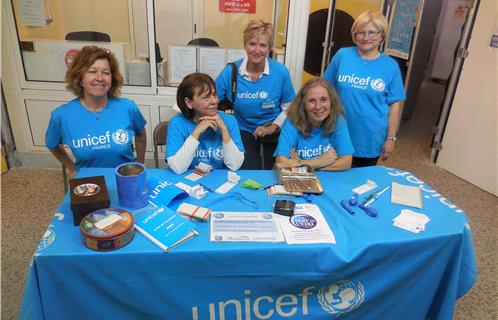 Derrière au centre, la responsable de l'UNICEF pour le Var Dominique Weizman et la représentante de l'UNICEF à Six-Fours Nadine Alexandre. 
