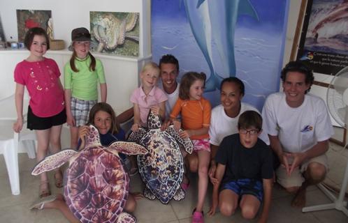 L'équipe de Destination Planète mer entourée d'enfants vous attend chaque après-midi aux Embiez.