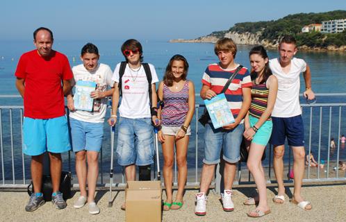 Ici un groupe d'adolescents avec Jérémie Spitzer à Portissol pour la campagne Ind'Eau Mer.