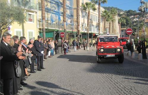 Les Ollioulais ont acclamé le défilé des véhicules des Sapeurs Pompiers de leur ville