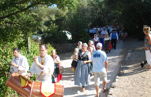 Un cortège mené par la Coustiero Flourido 